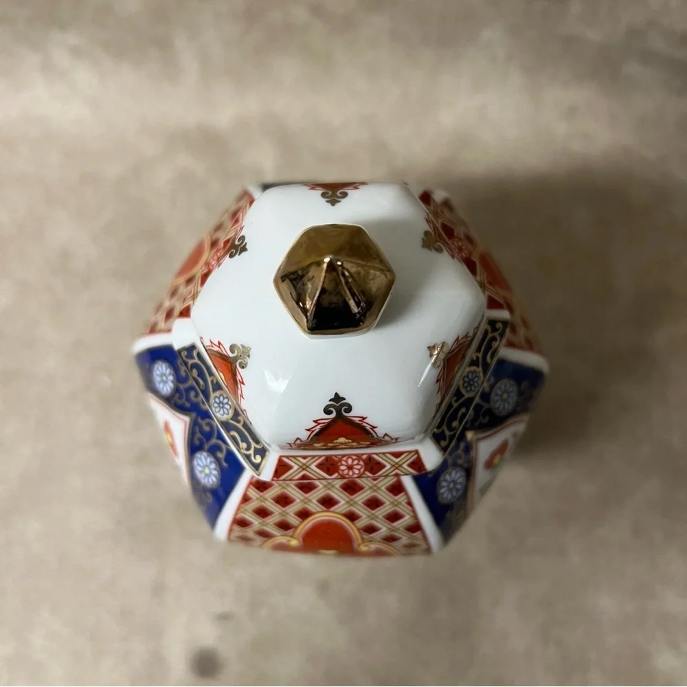 Vintage Imari Japanese Porcelain Ginger Jar in excellent condition